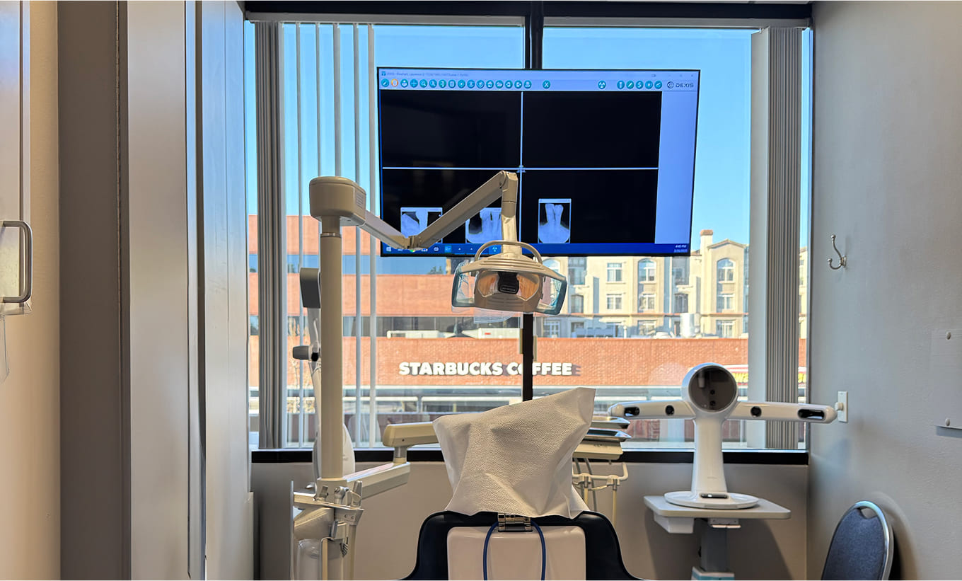 A dentist chair in a room - Dr. Lukas Pytlik